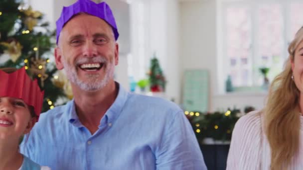 Kamera Verfolgt Gesichter Von Mehrgenerationenfamilien Die Weihnachten Hause Feiern Mit — Stockvideo