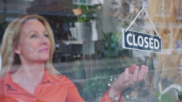 Усміхнена Зріла Жінка Власник Малого Роздрібного Бізнесу Круглий Відкритий Знак — стокове відео