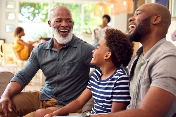Lachen Multi Generation Mannelijke Familie Hangend Sofa Thuis Praten Samen — Stockfoto
