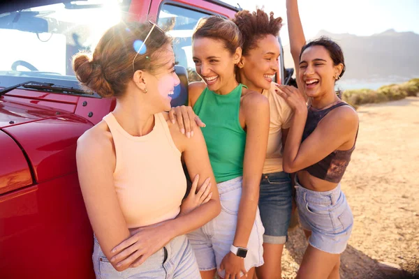 Tatilde Gülen Bayan Arkadaşlar Yolculukta Üstü Açık Araba Beklerken Eğleniyorlar — Stok fotoğraf
