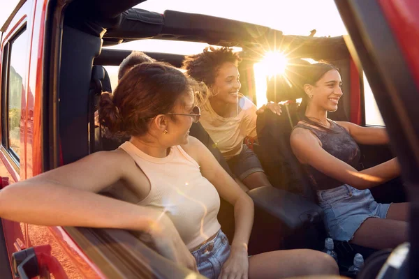 Skupina Smějící Ženy Přátelé Bavit Otevřeném Top Car Road Trip — Stock fotografie