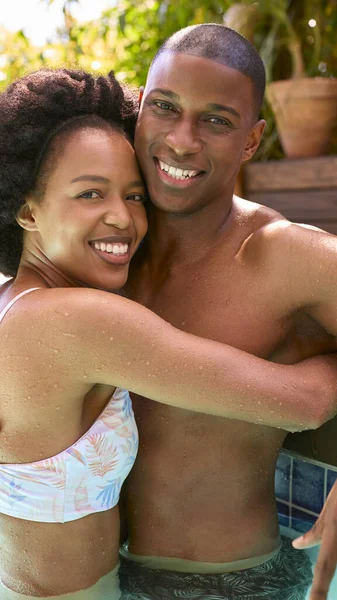 Portret Van Een Glimlachend Paar Vakantie Knuffelen Het Zwembad — Stockfoto