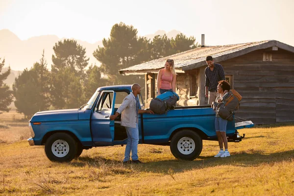 Group Friends Unloading Backpack Pick Truck Road Trip Cabin Countryside — Stock Photo, Image