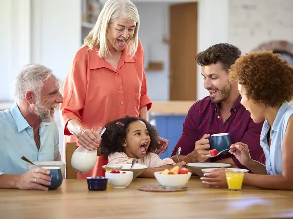 Mehrgenerationenfamilie Hause Beim Gemeinsamen Frühstück — Stockfoto