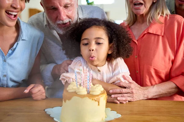 Nieta Sopla Velas Torta Como Familia Multi Generación Celebra Cumpleaños —  Fotos de Stock