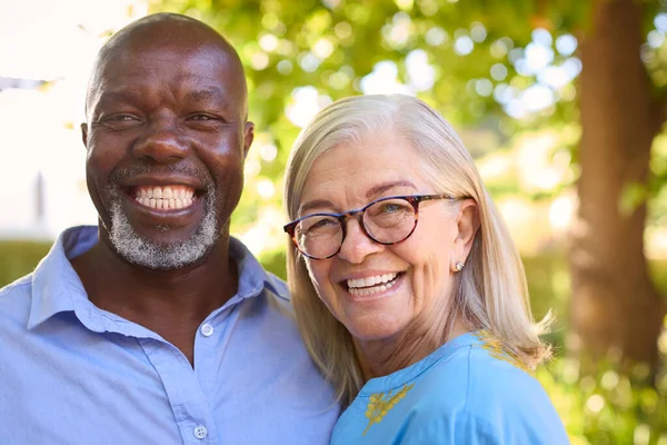 Porträt Eines Liebenden Multirassischen Senioren Paares Das Freien Garten Oder — Stockfoto