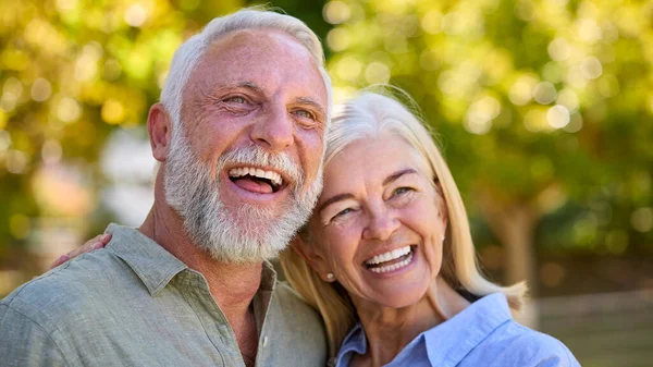 园林公园或郊区的爱情老年夫妇站在户外的画像 — 图库照片