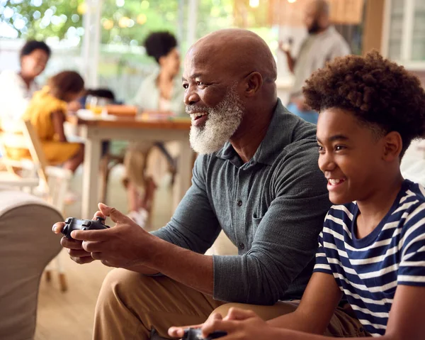 Grootvader Kleinzoon Zitten Thuis Bank Spelen Samen Videospel — Stockfoto