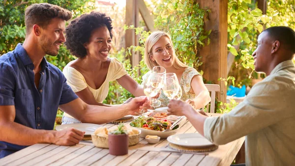Gruppe Lächelnder Multikultureller Freunde Hause Draußen Essen Und Wein Trinken — Stockfoto