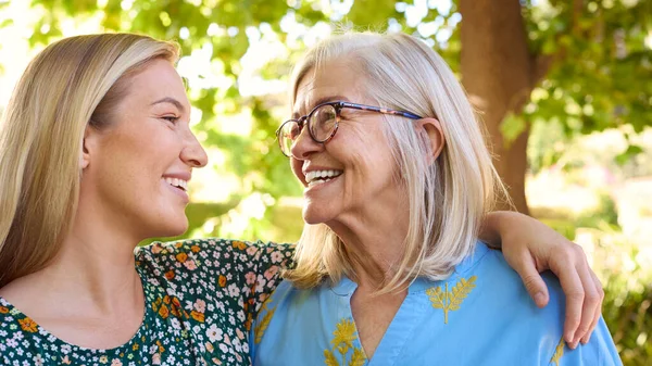 Több Generációs Család Idősebb Anyával Szemüveget Visel Felnőtt Lánya Nevet — Stock Fotó