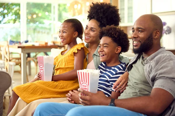 Familie Het Eten Van Popcorn Thuis Zitten Bank Samen Streamen — Stockfoto