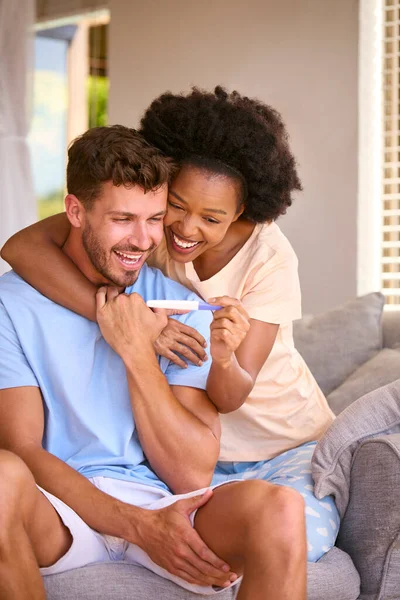 Heyecanlı Çok Irklı Çift Evde Yatak Odasında Pozitif Hamilelik Testi — Stok fotoğraf
