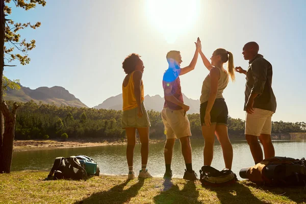 Rückansicht Gruppe Von Freunden Mit Rucksäcken Urlaub Wandern Durch See — Stockfoto