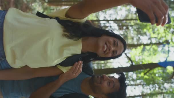 Yazın Ormanda Yürüyüş Yapan Çiftlerin Cep Telefonuyla Selfie Çekerken Çekilmiş — Stok video