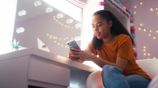 Genç Kız Yatak Odasında Dizüstü Bilgisayarla Çalışıyor Cep Telefonuna Bakıyor — Stok video