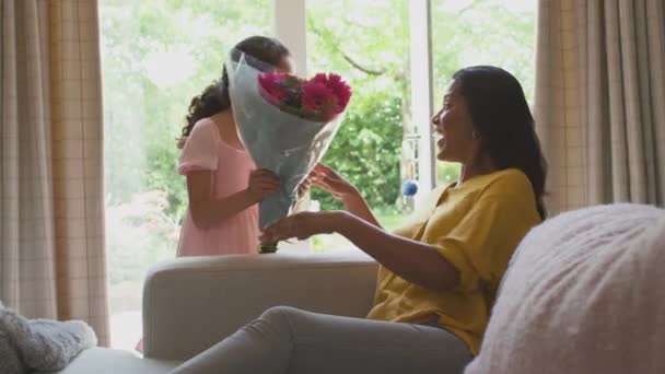 女儿送给妈妈一束鲜花和自制卡片 在家里庆祝生日或母亲节 — 图库视频影像