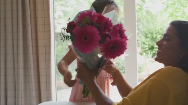 Κόρη Δίνοντας Στη Μητέρα Δέσμη Των Λουλουδιών Και Σπιτική Κάρτα — Αρχείο Βίντεο