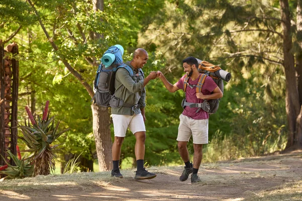 Zwei Männliche Freunde Mit Rucksack Schlagen Urlaub Beim Gemeinsamen Wandern — Stockfoto