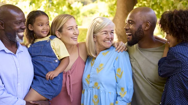 Retrato Família Multi Geração Que Está Jardim Que Sorri Câmera — Fotografia de Stock