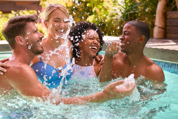 Grupa Uśmiechniętych Wielokulturowych Przyjaciół Wakacjach Splashing Basenie — Zdjęcie stockowe