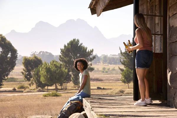 Zwei Freundinnen Urlaub Sitzen Auf Der Veranda Einer Hütte Auf — Stockfoto