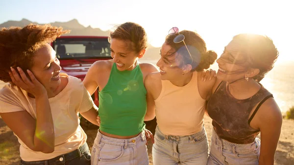 Group Smiling Female Friends Standing Car Having Fun Road Trip — Stock Photo, Image