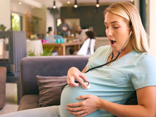 Zwangere Vrouw Thuis Luisteren Naar Baby Hartslag Met Stethoscoop — Stockfoto
