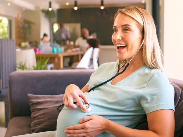 Těhotná Žena Doma Poslouchá Tlukot Srdce Stetoskopem — Stock fotografie