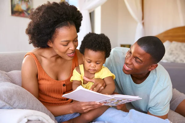 Familie Zit Bank Thuis Met Ouders Lezen Boek Met Jonge — Stockfoto