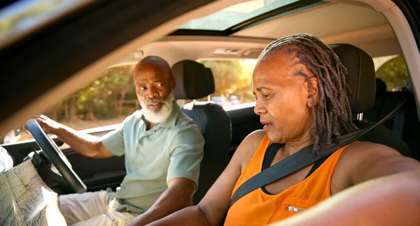 Verwirrtes Senioren Paar Auf Tagesausflug Mit Auto Unterwegs Und Liest — Stockfoto