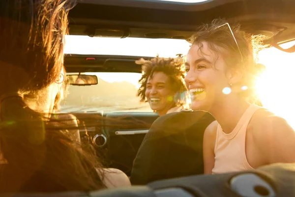 Groep Van Lachende Vrouwelijke Vrienden Hebben Plezier Open Auto Weg — Stockfoto