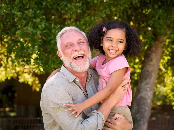 Retrato Família Multi Geração Com Avô Que Transporta Neta Sorridente — Fotografia de Stock