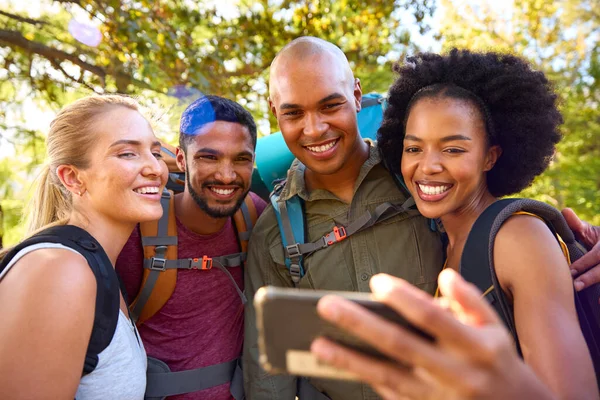 Gruppe Von Freunden Mit Rucksäcken Posiert Für Selfie Auf Dem — Stockfoto