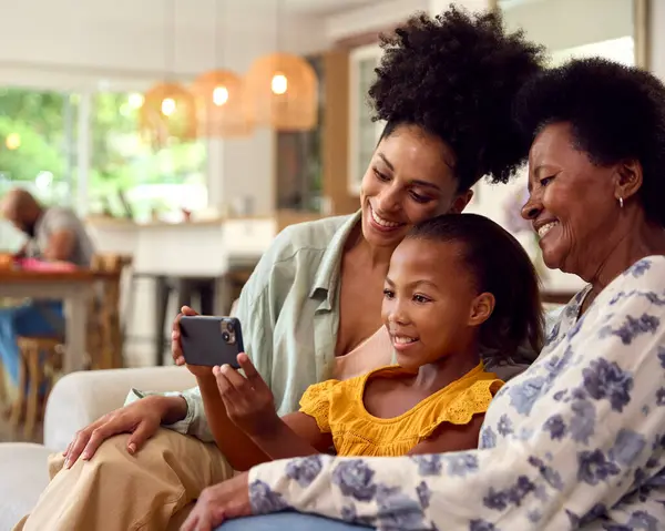 Mehrgenerationenfamilie Posiert Für Selfie Auf Dem Handy Und Sitzt Gemeinsam — Stockfoto