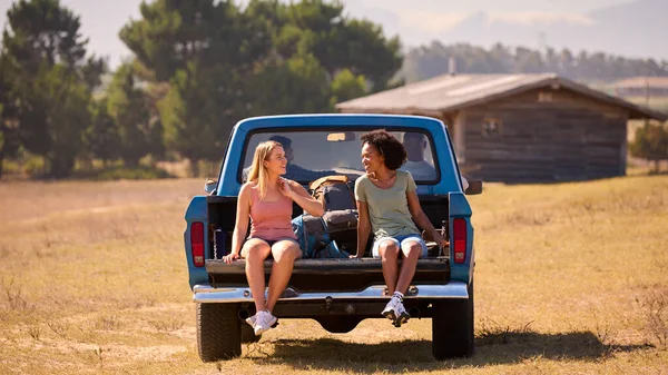 Zwei Frauen Die Pick Truck Mitfahren Als Freunde Auf Roadtrip — Stockfoto