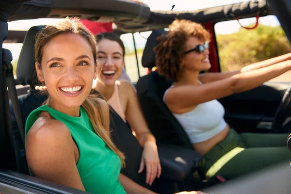 Groep Van Lachende Vrouwelijke Vrienden Hebben Plezier Open Auto Weg — Stockfoto