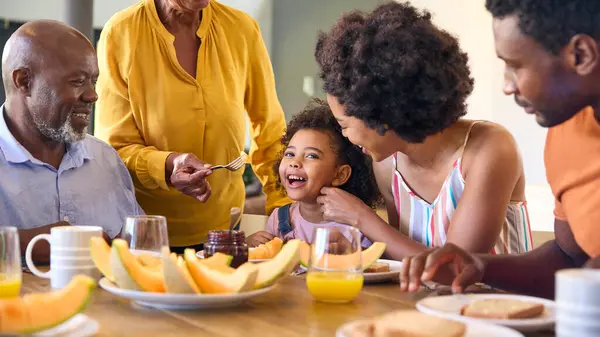 Famiglia Girato Con Nonni Genitori Nipote Mangiare Colazione Intorno Tavolo — Foto Stock