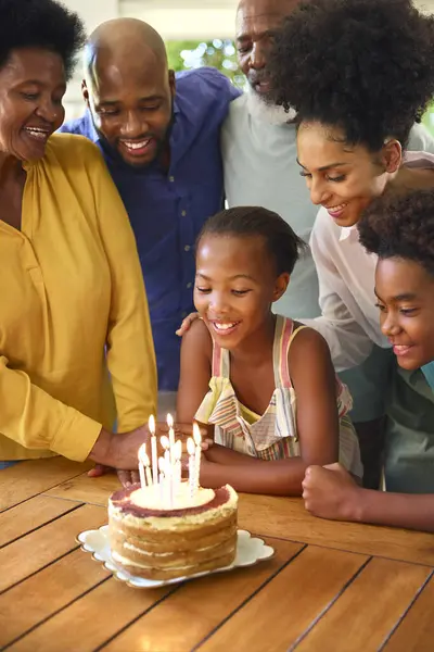 Famiglia Multi Generazione Che Festeggia Compleanno Della Nipote Con Torta — Foto Stock