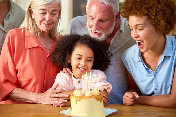 Família Multi Geração Que Celebra Aniversário Neta Casa Com Bolo — Fotografia de Stock