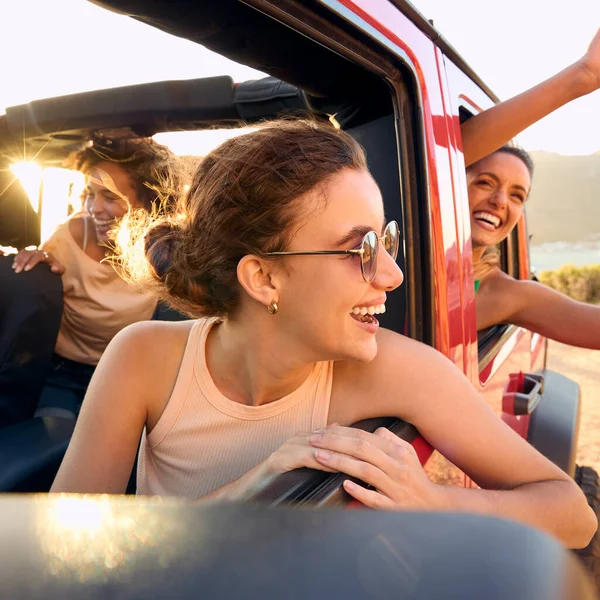 Ομάδα Γέλιο Γυναίκες Φίλοι Διασκεδάζοντας Ανοικτό Κορυφαίο Αυτοκίνητο Στο Οδικό — Φωτογραφία Αρχείου