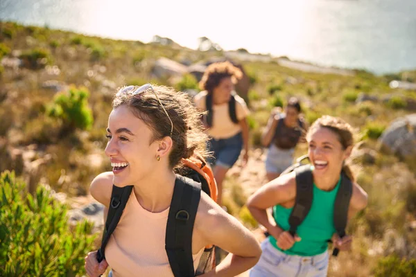 Sırt Çantalı Bir Grup Kız Arkadaş Deniz Kıyısındaki Kırsal Bölgelerde — Stok fotoğraf