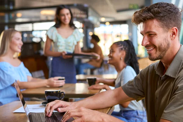 Şlek Kahve Dükkanında Dizüstü Bilgisayarda Çalışan Bir Adam — Stok fotoğraf