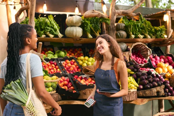 Marketteki Kadın Müşteri Temassız Kart Ödemesi Ile Ürün Ödeme Yapıyor — Stok fotoğraf