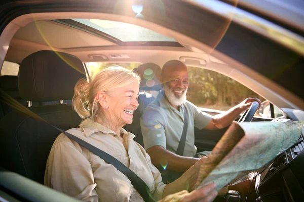 Seniorenpaar Auf Tagesausflug Fährt Auto Und Liest Landkarte — Stockfoto