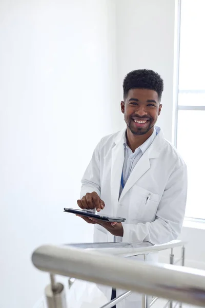 Portrait Docteur Masculin Avec Tablette Numérique Vérifiant Des Notes Patient — Photo