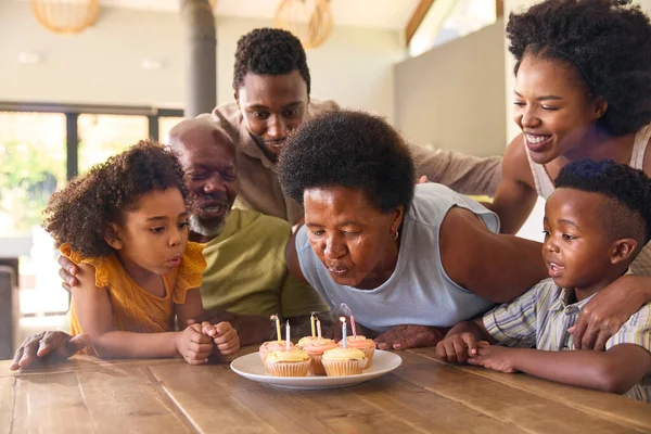 Família Multi Geração Celebra Aniversário Avó Com Bolo Velas Torno — Fotografia de Stock