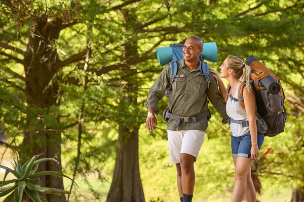 Paar Mit Rucksack Urlaub Wandert Gemeinsam Durch Waldlandschaft — Stockfoto