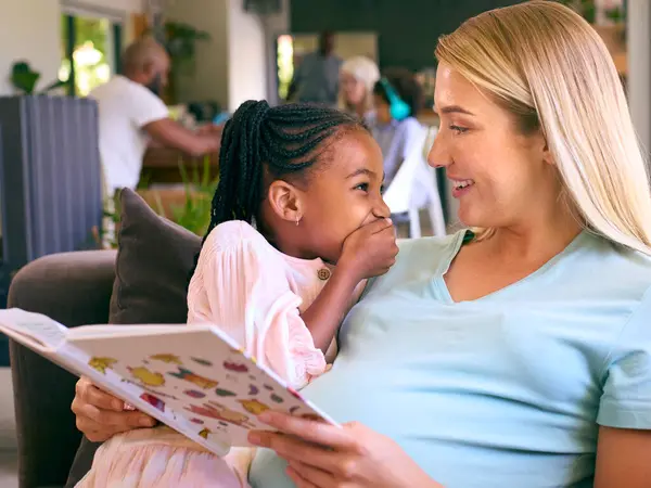 Έγκυος Μητέρα Και Κόρη Διαβάζοντας Βιβλίο Στο Σπίτι Μαζί Την — Φωτογραφία Αρχείου