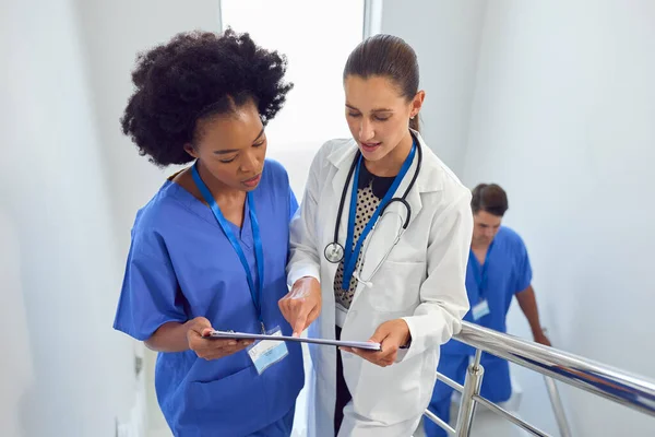 Médica Enfermeira Discutindo Notas Paciente Sobre Escadas Prédio Hospital — Fotografia de Stock