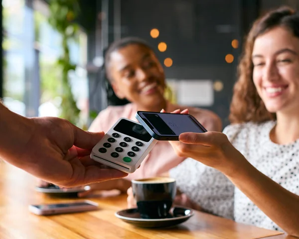 Kvinne Kaffebar Betale Regning Med Kontaktløs Mobiltelefon Betaling – stockfoto